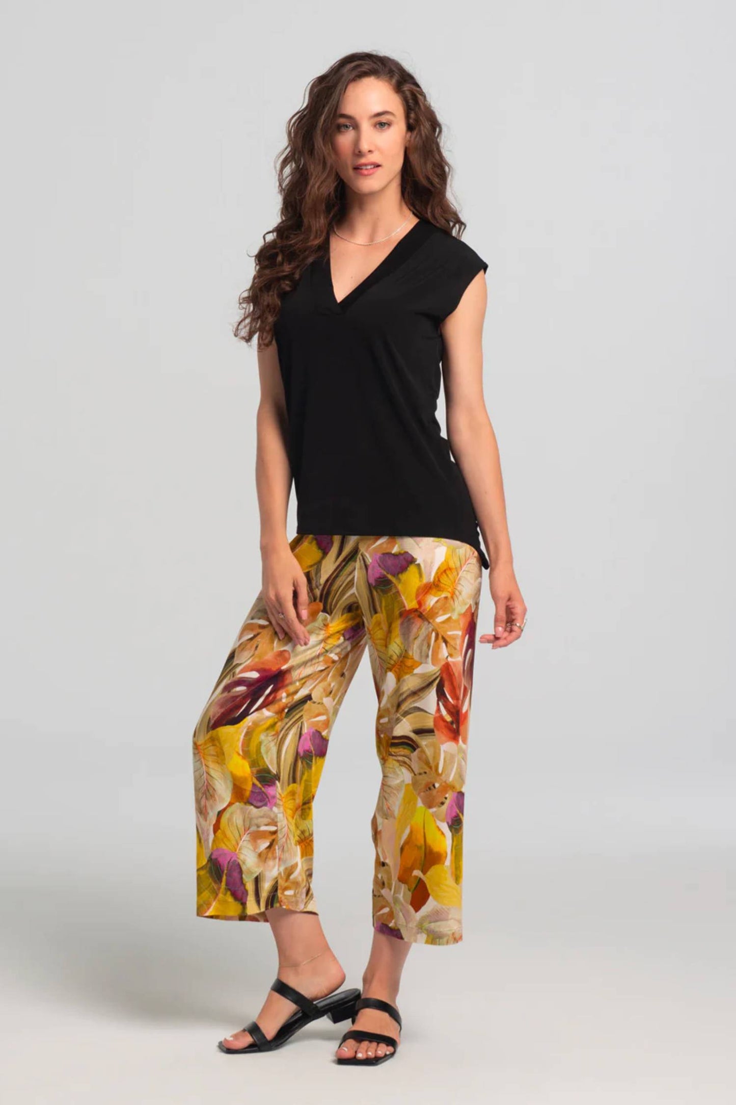 Salvio Top by Kollontai, Black, sleeveless, V-neck, slightly loose fit, hip length, sizes XS to XXL, made in Montreal 